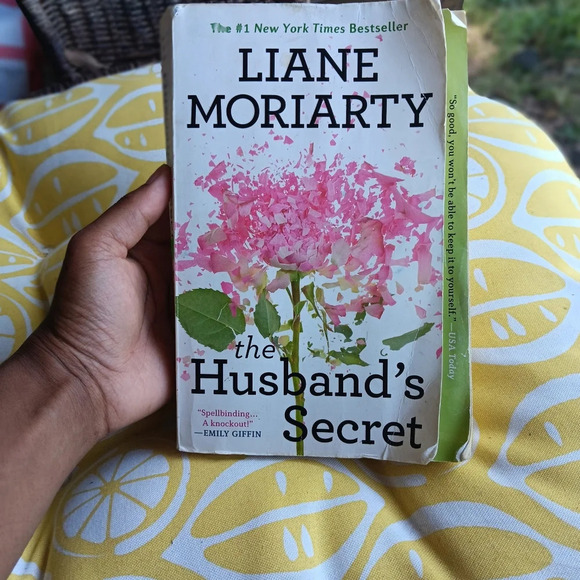 The Husbands secret by Liane Moriarty. 1/$7 2/$10 3/$12 Bundle and Save - Picture 1 of 3